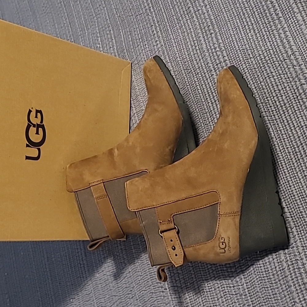 LIKE NEW UGG Indra Weatherproof Booties